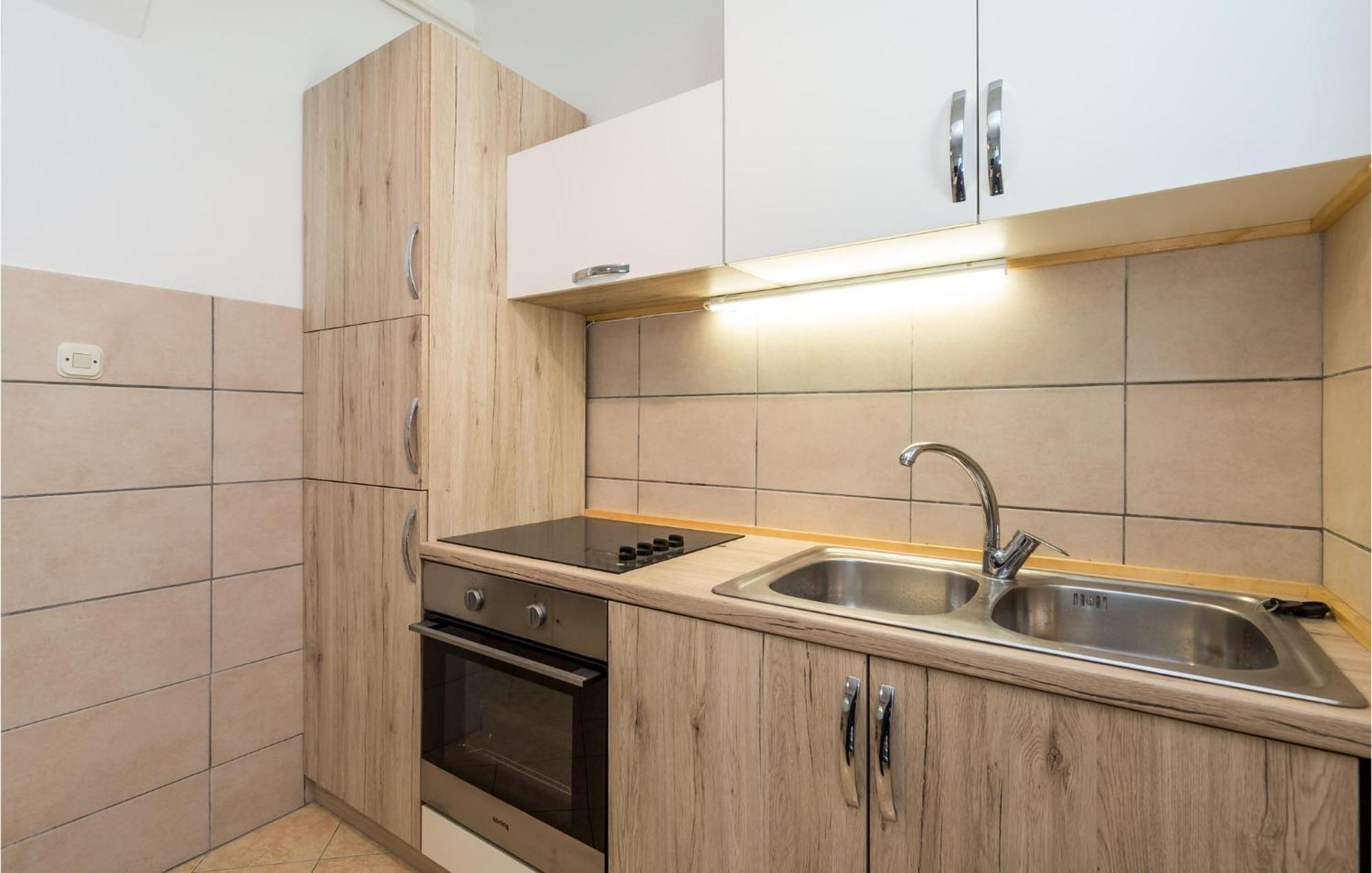 1 Bedroom Amazing Apartment In Kampor Εξωτερικό φωτογραφία