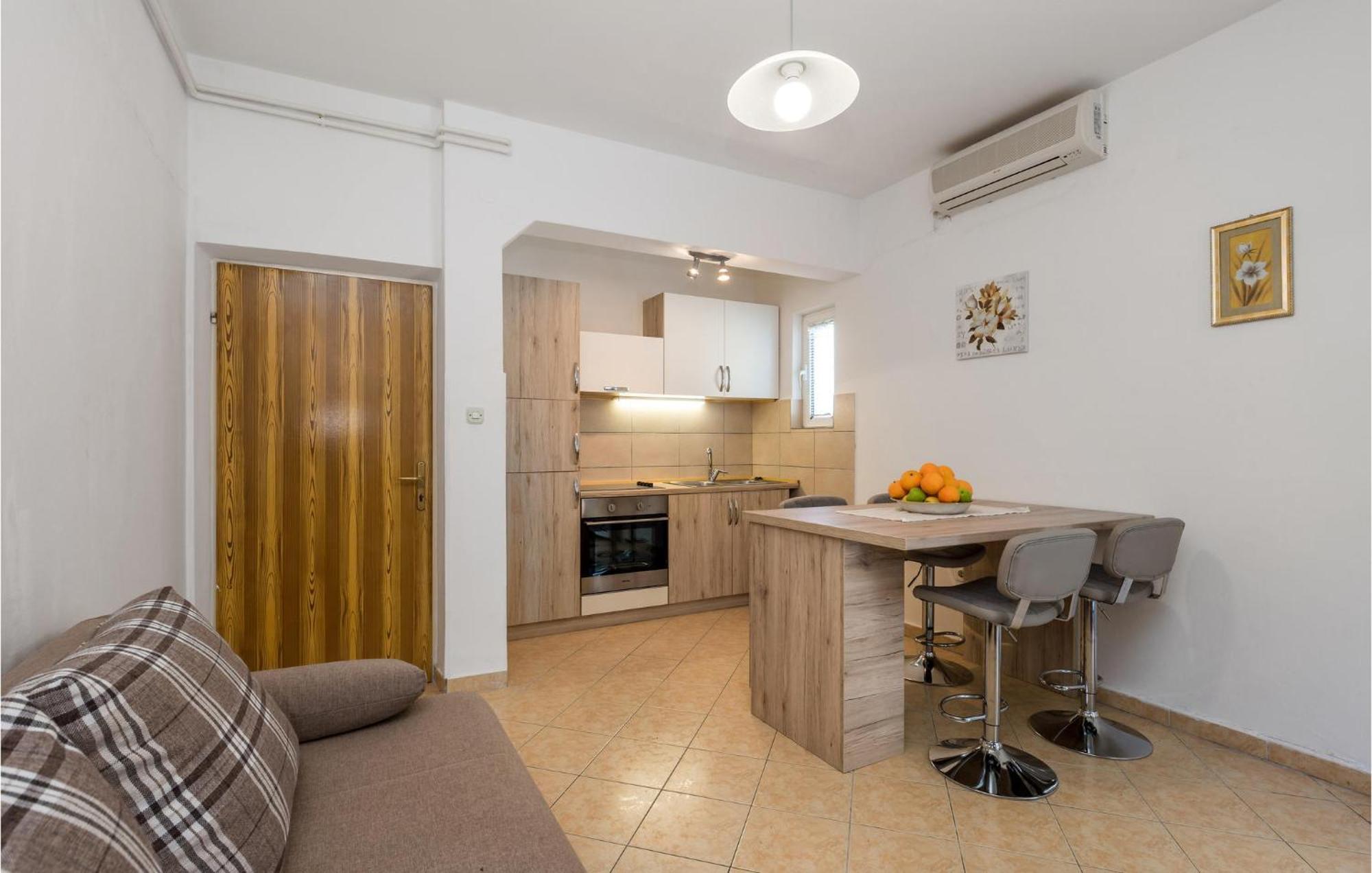 1 Bedroom Amazing Apartment In Kampor Εξωτερικό φωτογραφία
